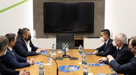 Der Außenminister Luigi Di Maio besucht OMAL